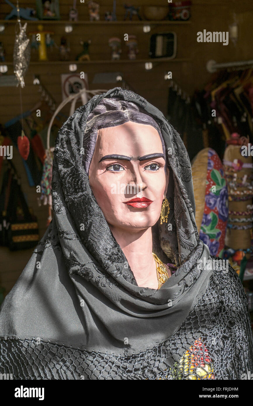 Se ressembler la vie de Frida Kahlo mannequin en taille de fenêtre de  magasin d'artisanat affiche beau noir Frida-comme foulard rebozo Photo  Stock - Alamy