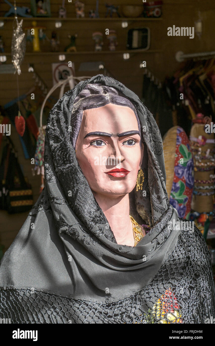 Se ressembler la vie de Frida Kahlo mannequin en taille de fenêtre de magasin d'artisanat affiche beau noir Frida-comme foulard rebozo Banque D'Images