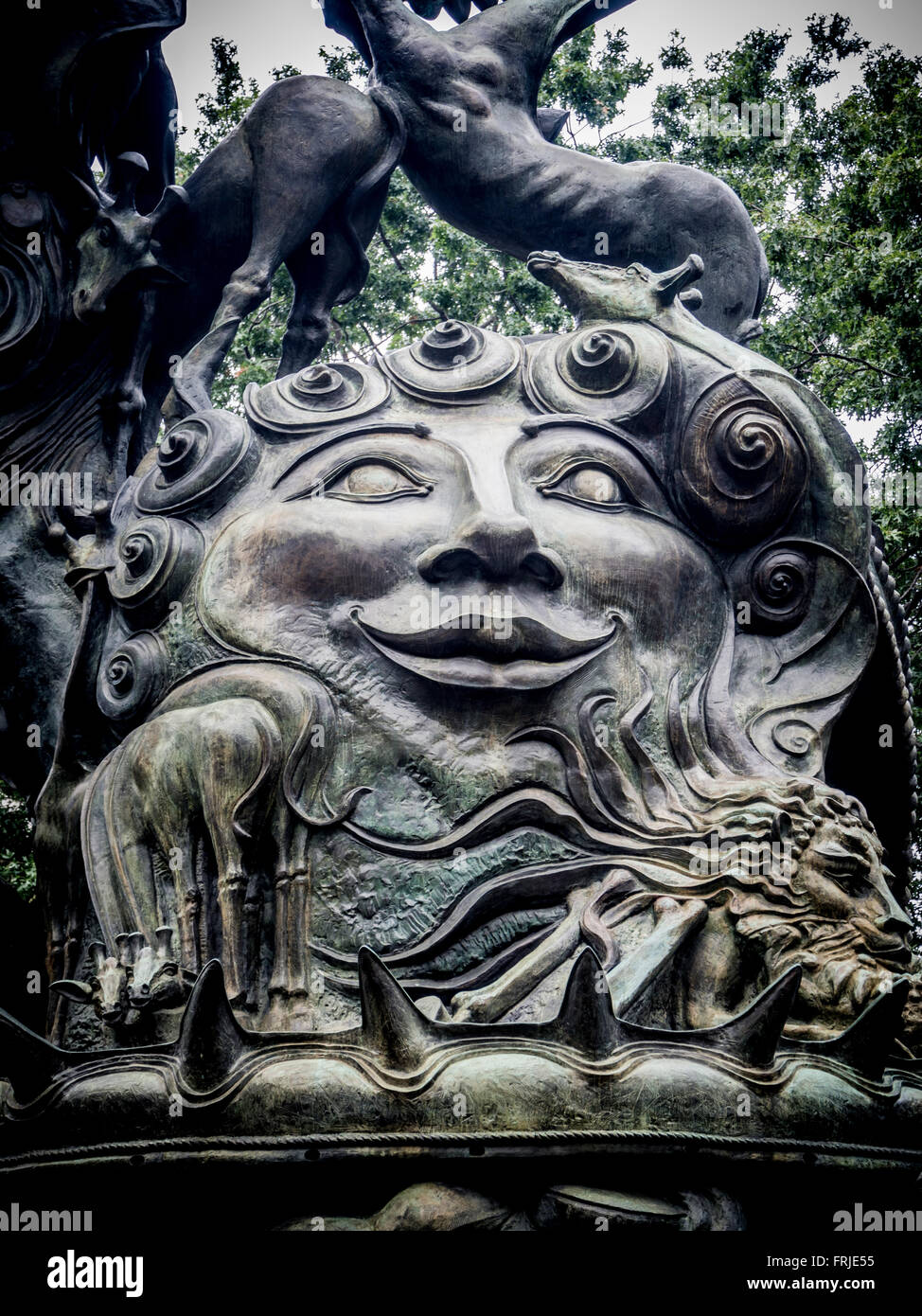 La fontaine de la paix à l'extérieur de l'église cathédrale de Saint John the Divine, à New York City, USA. Banque D'Images