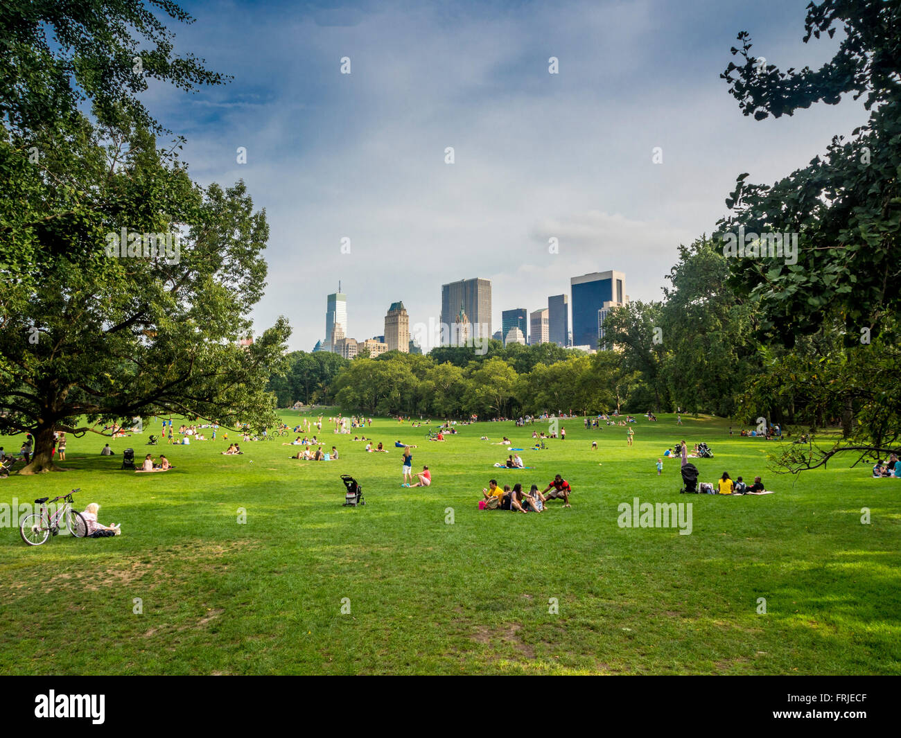 Famille relaxing on grass in Central Park, New York City, USA. Banque D'Images