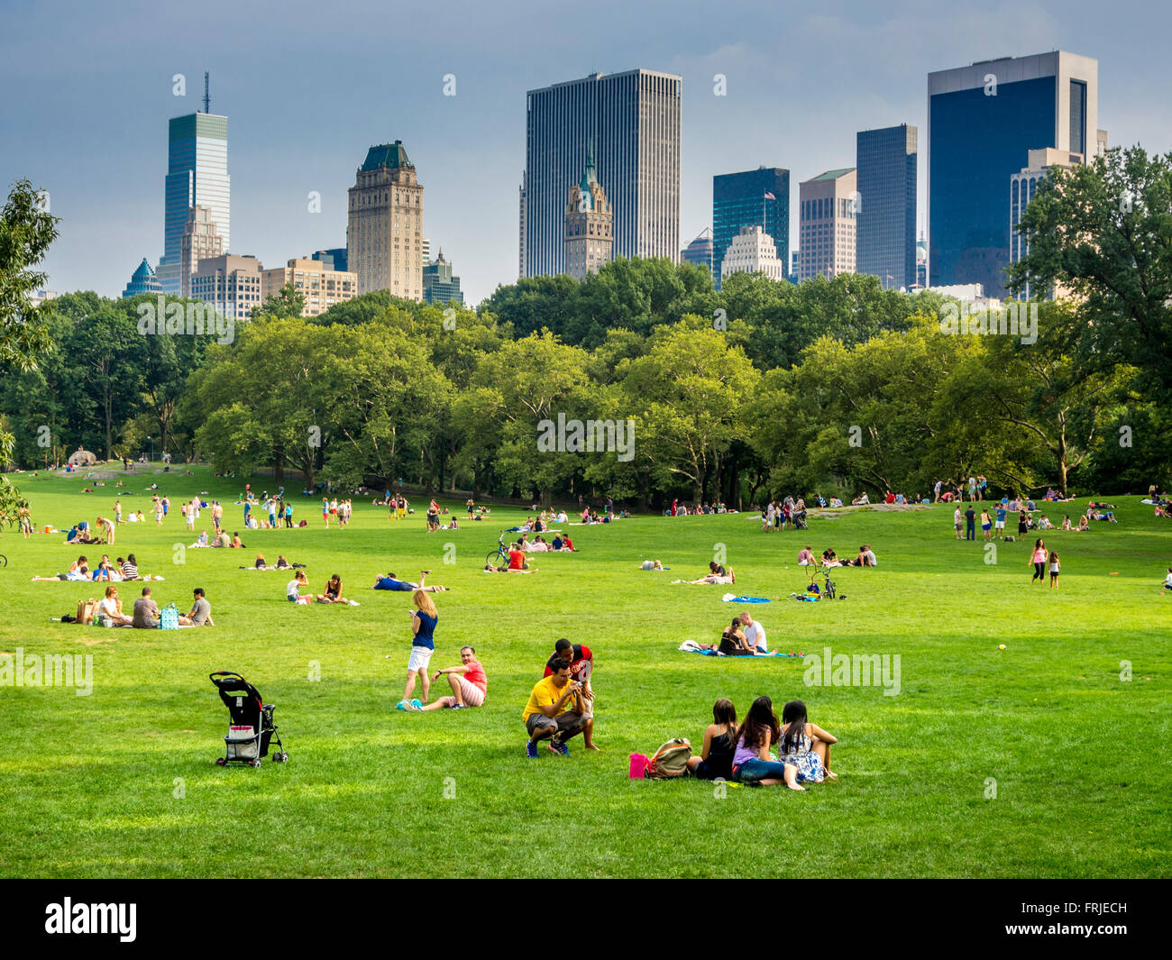 Famille relaxing on grass in Central Park, New York City, USA. Banque D'Images