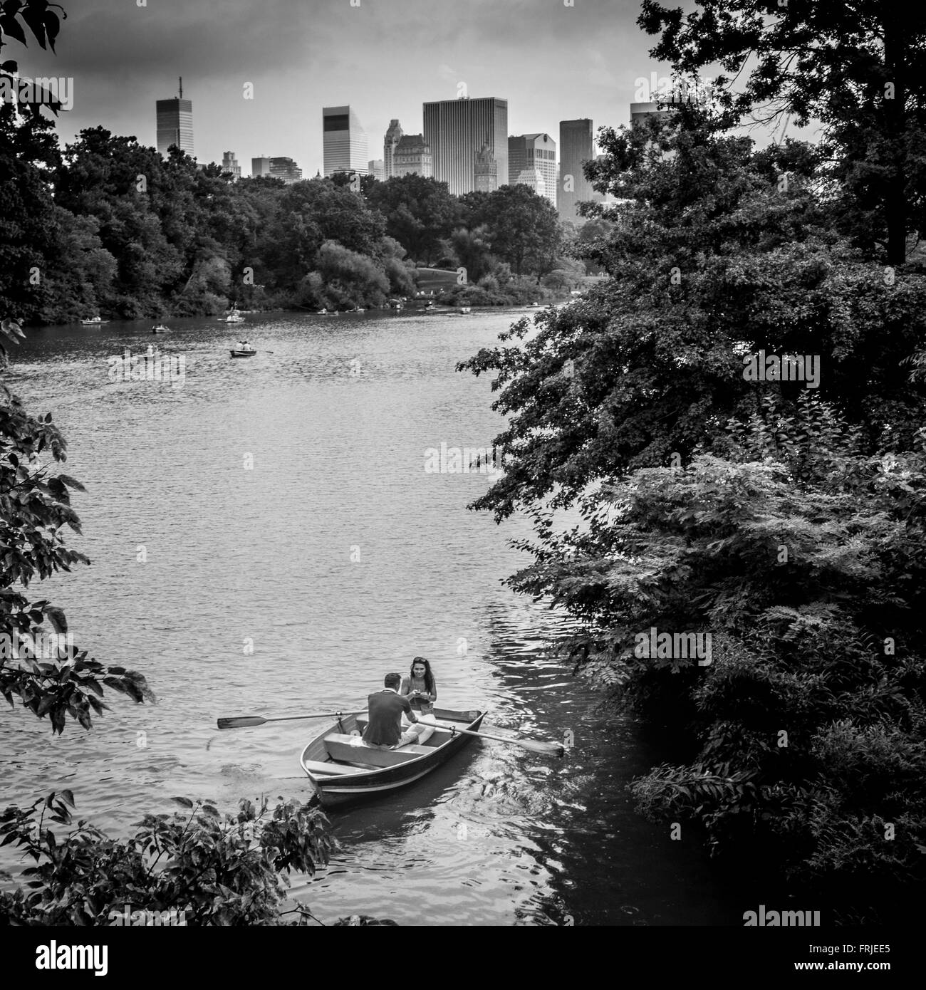 Bateaux à rames sur le lac, Central Park, New York City, USA. Banque D'Images