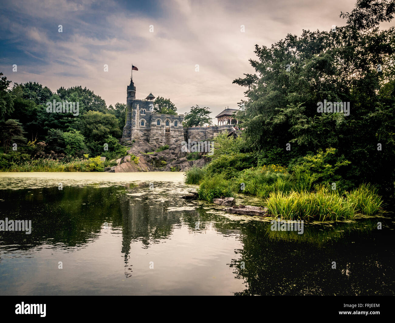 Turtle Pond et Château Belvedere, Central Park, New York City, USA. Banque D'Images