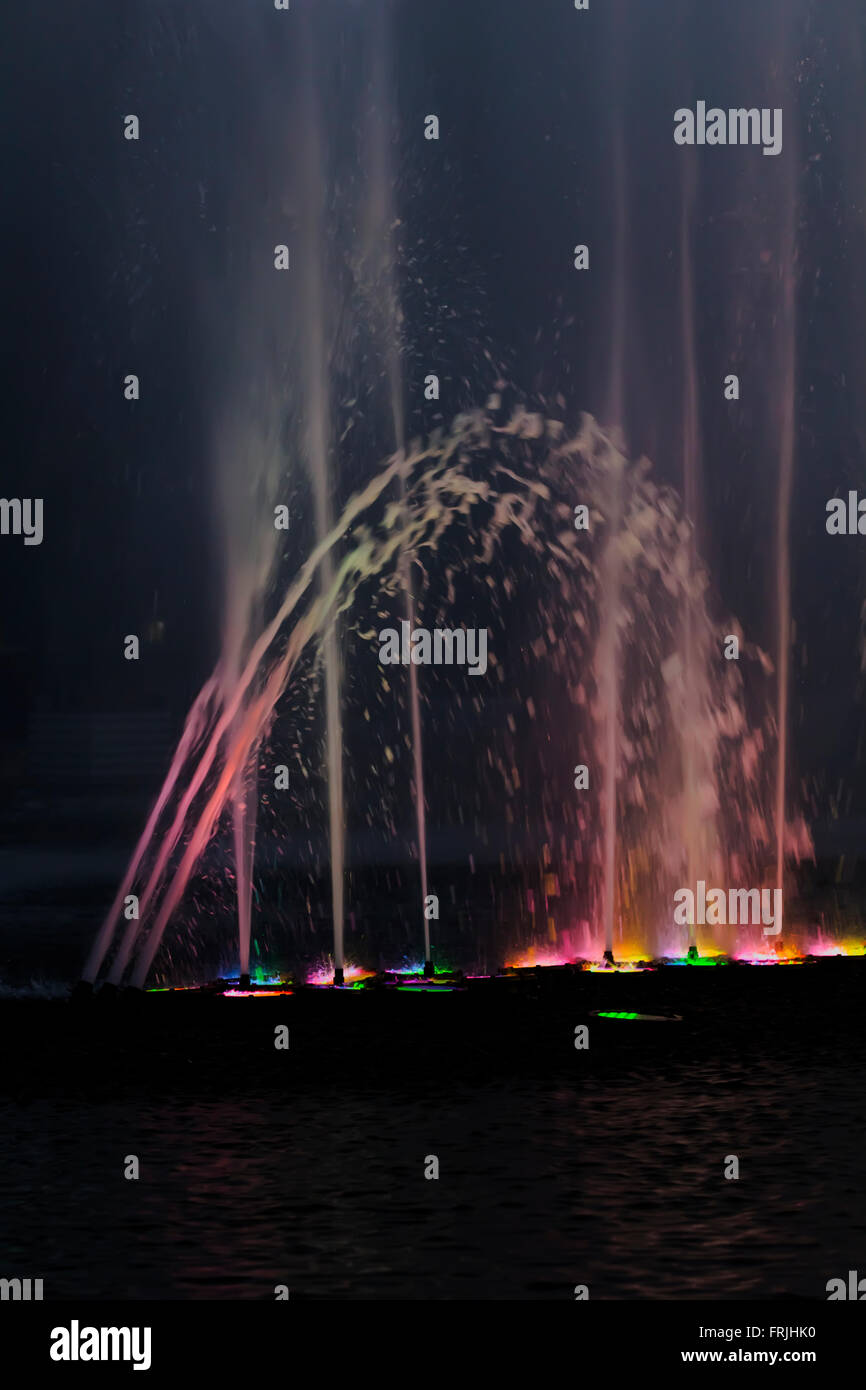 Belle fontaine illuminée le soir dans le parc Banque D'Images