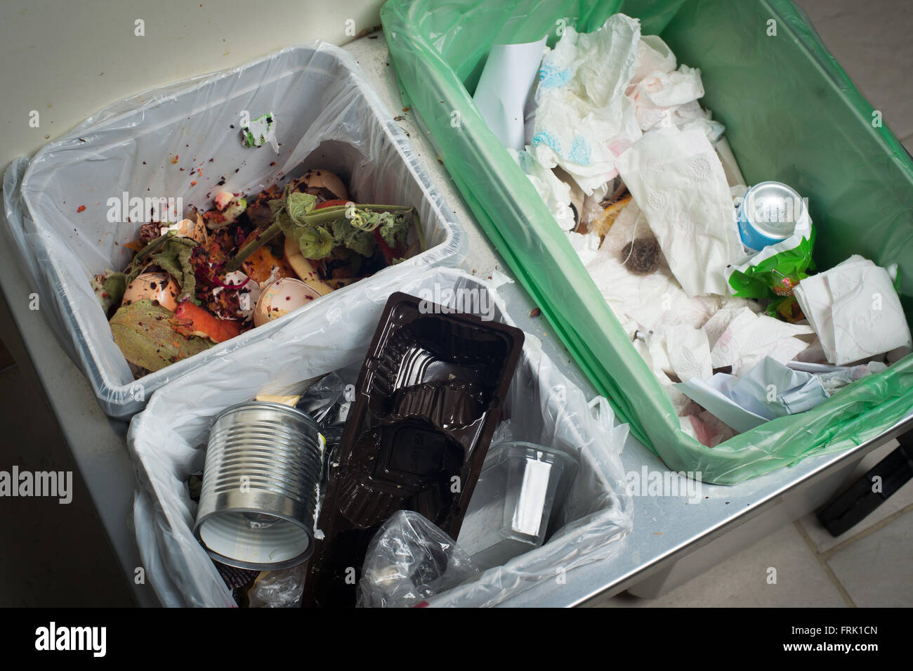 Le tri et le recyclage des déchets ménagers bacs cuisine dans le tiroir. un comportement environnemental responsable concept, concept de l'écologie. Banque D'Images