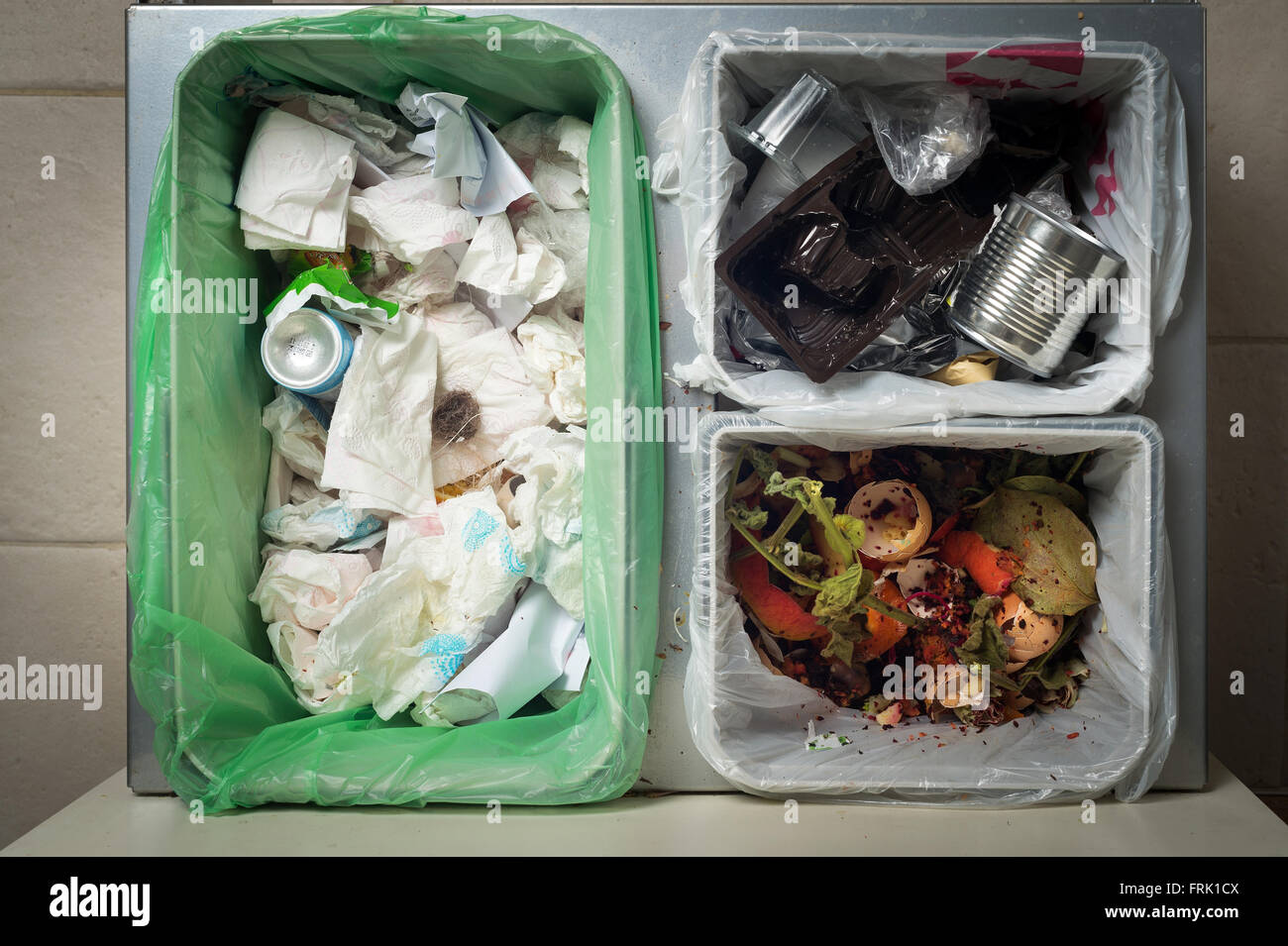 Le tri et le recyclage des déchets ménagers bacs cuisine dans le tiroir. un comportement environnemental responsable concept, vue d'en haut Banque D'Images