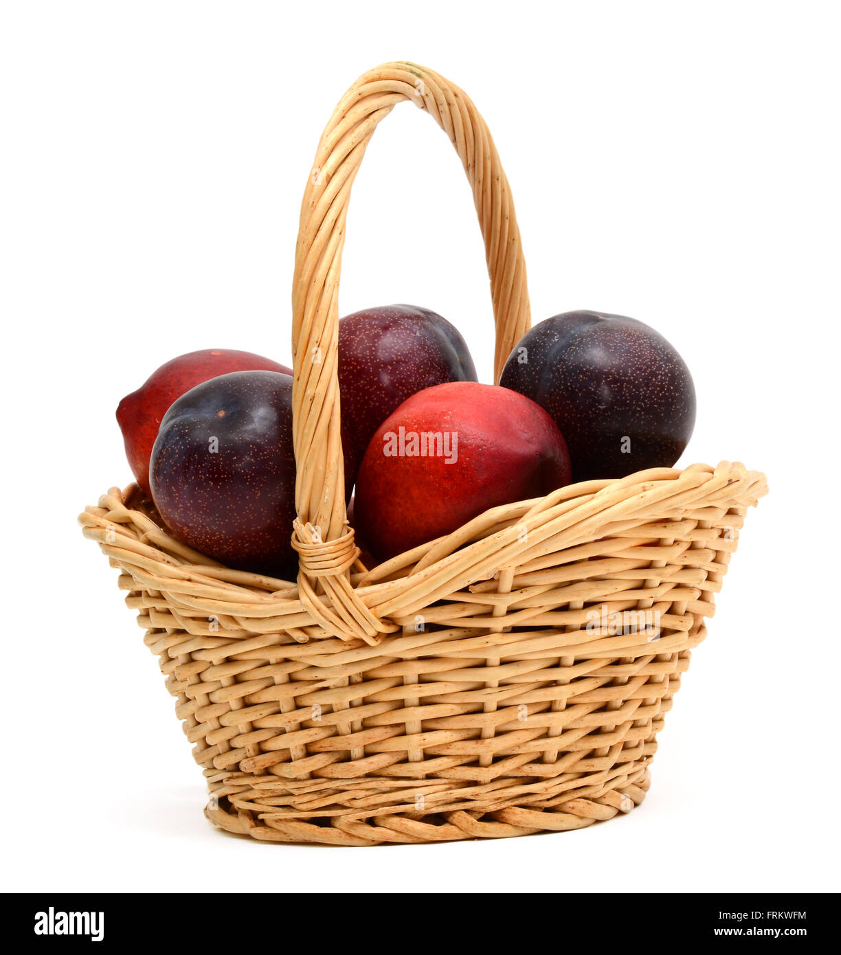 Un panier de pêches et de prunes sur fond blanc Banque D'Images