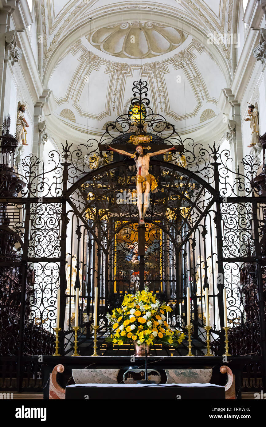 Jésus crucifié et l'autel de Saint Leodegar Hofkirche - Luzern, Suisse Banque D'Images