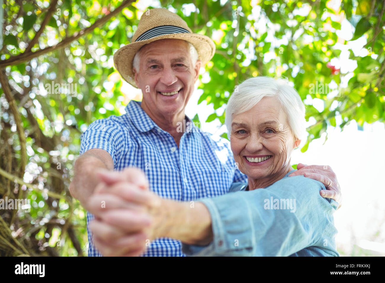 Cheerful young couple dancing outdoors Banque D'Images