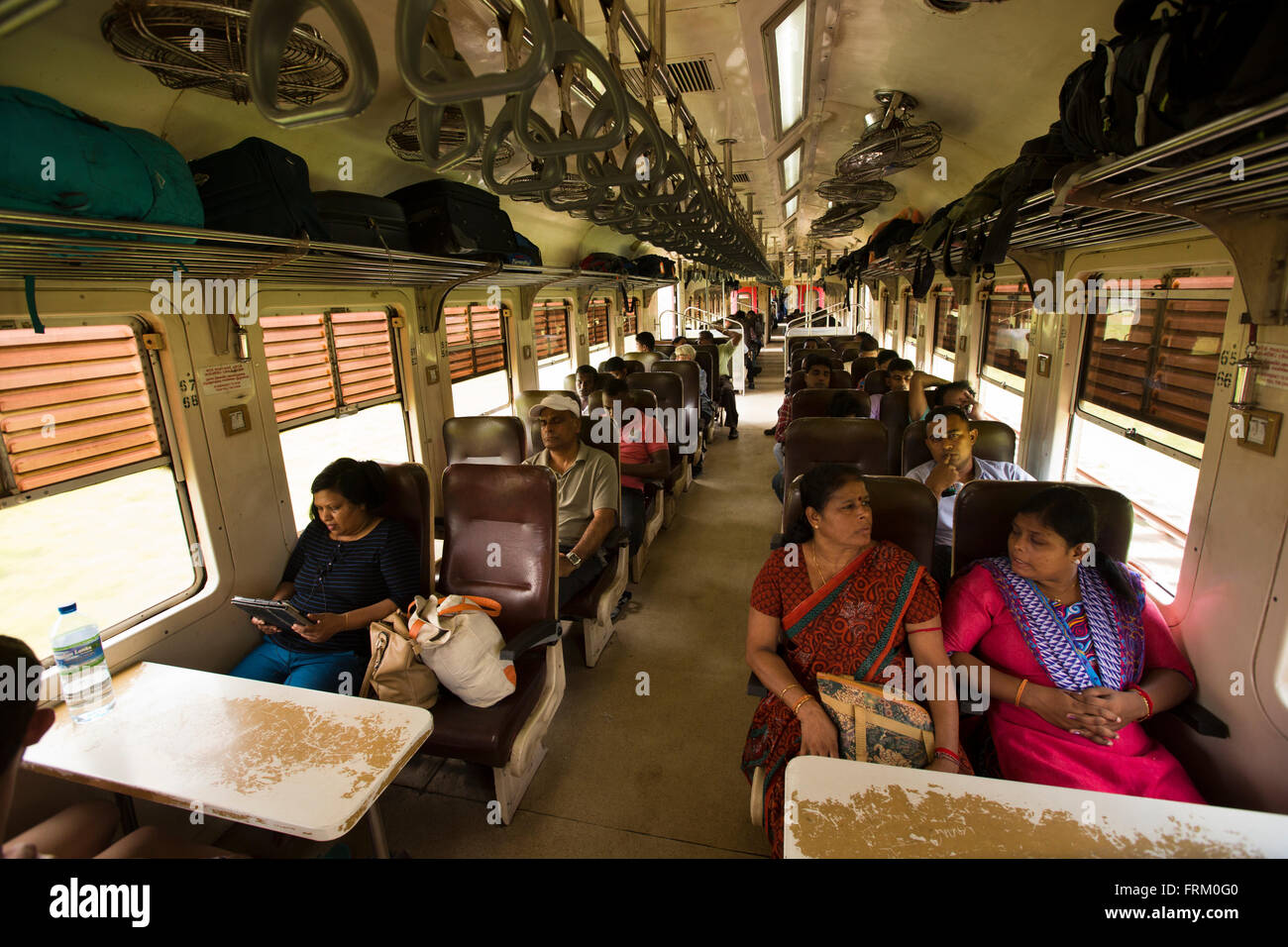 Sri Lanka, Colombo, les voyages en train, les passagers de deuxième classe sur la route de la ville Banque D'Images