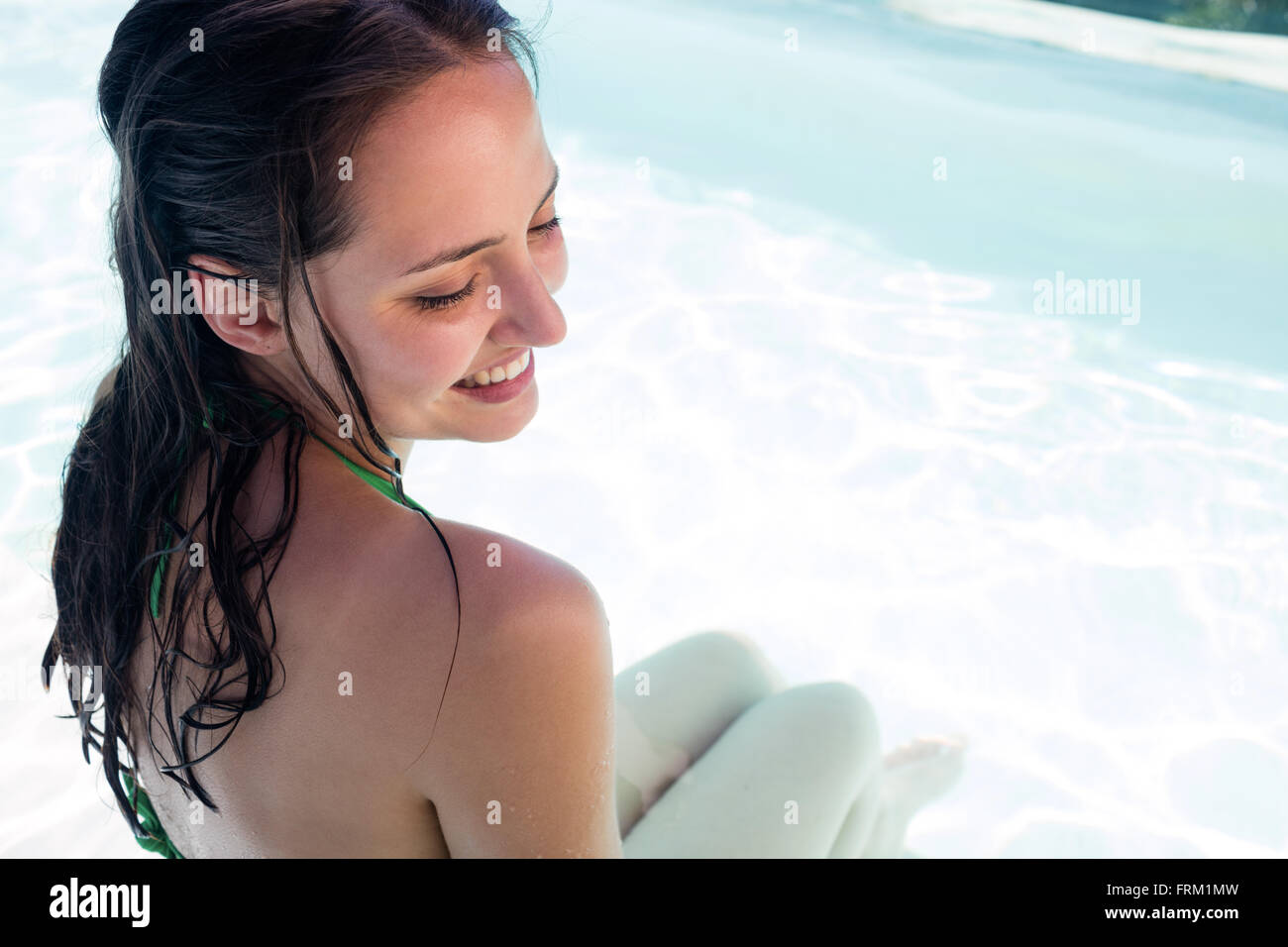 Woman enjoying bronzer dans la piscine Banque D'Images