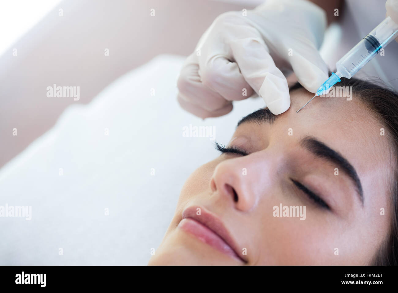 Woman receiving botox injection Banque D'Images