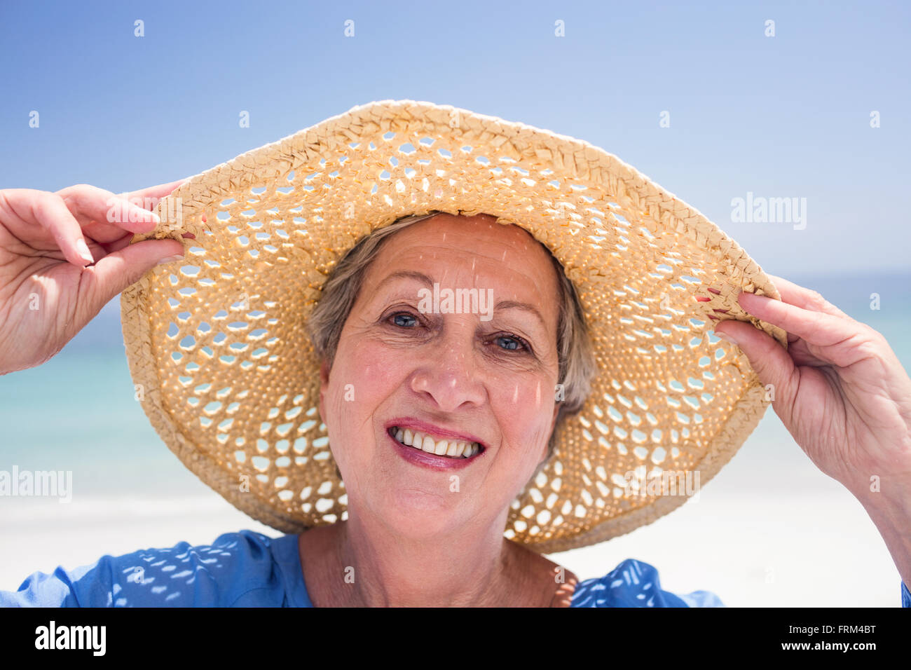 Portrait of senior woman in beach hat Banque D'Images