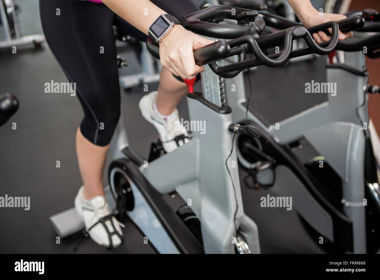 Woman on exercise bike at spinning class Banque D'Images