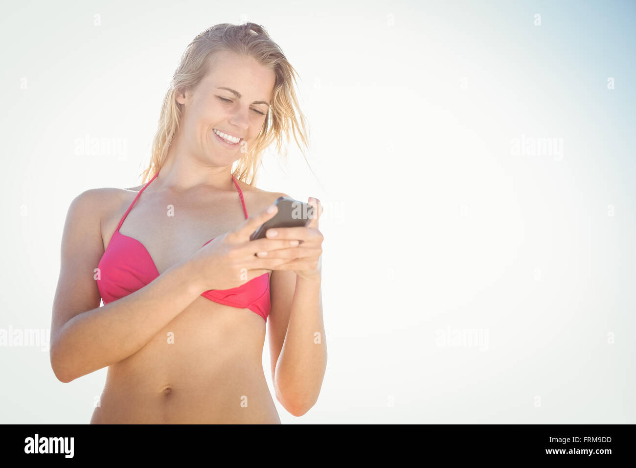 Blonde woman using smartphone Banque D'Images