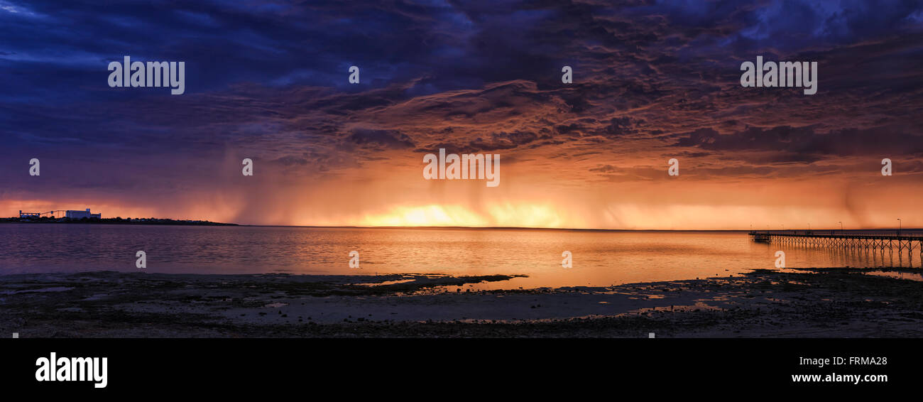 Anatomie de tempête sur Grande Baie australienne près de Ceduna bay et jetée en bois durant la marée basse. Pluie et tonnerre lointain couvrir Banque D'Images