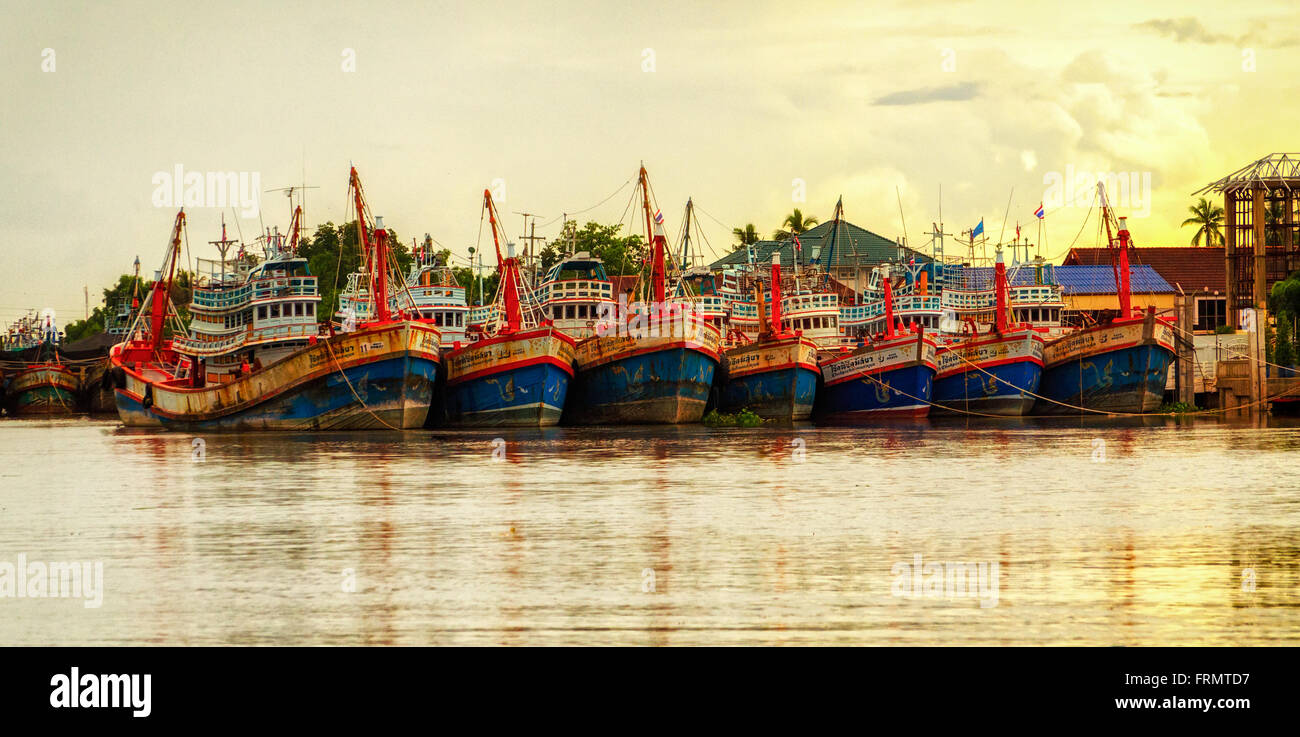 Bateaux de pêche en Thaïlande Maeklong Banque D'Images