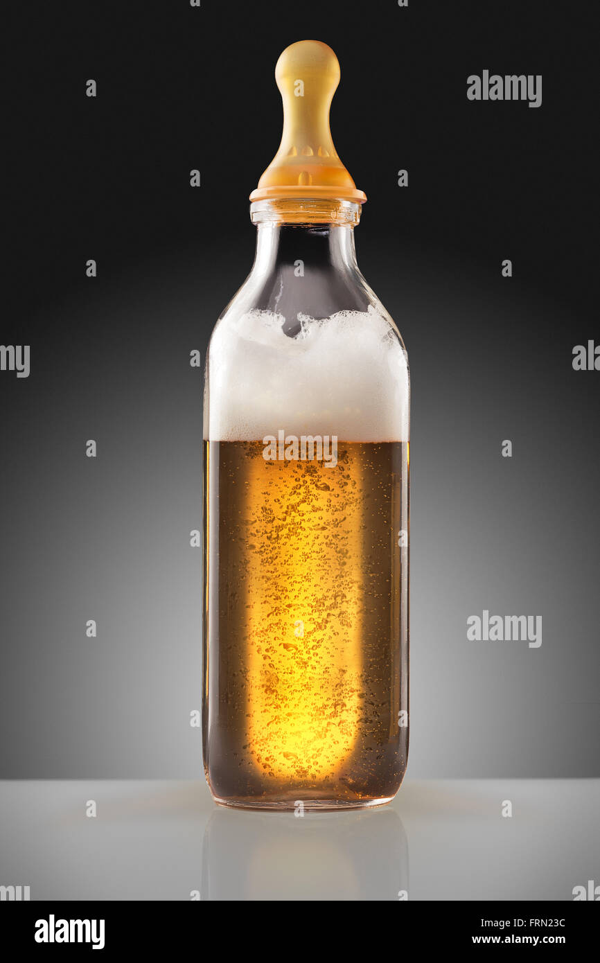 Baby beer bottle Banque de photographies et d'images à haute résolution -  Alamy