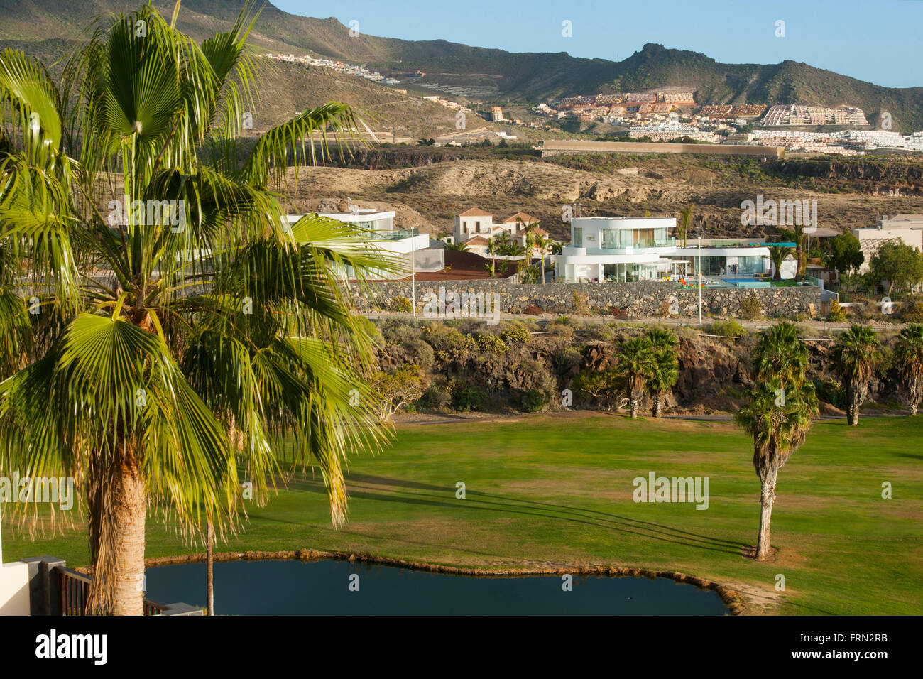 Spanien, Teneriffa, Adeje, Blick über den Golfplatz zur Siedlung Terreno Roque del Conde am Berghang Banque D'Images