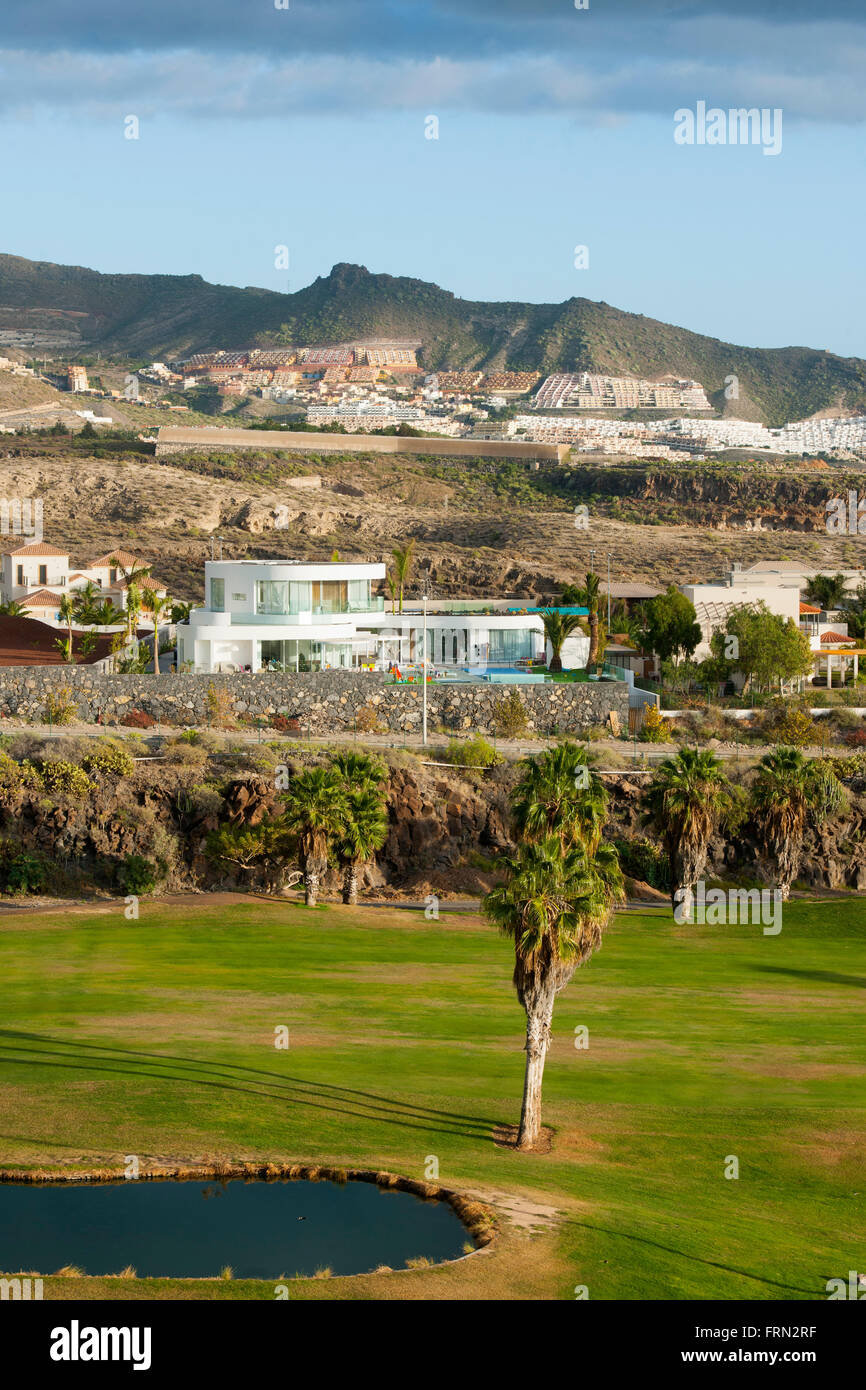 Spanien, Teneriffa, Adeje, Blick über den Golfplatz zur Siedlung Terreno Roque del Conde am Berghang Banque D'Images