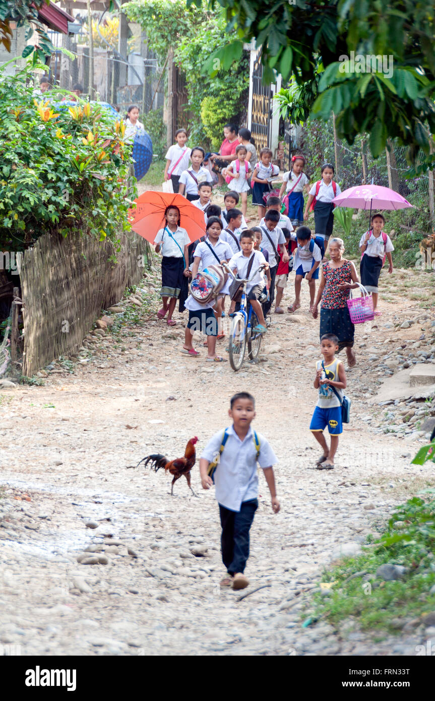 L'Asie. L'Asie du Sud-Est. Le Laos. Province de Vang Vieng. Village Phatang. Les enfants qui quittent l'école. Banque D'Images