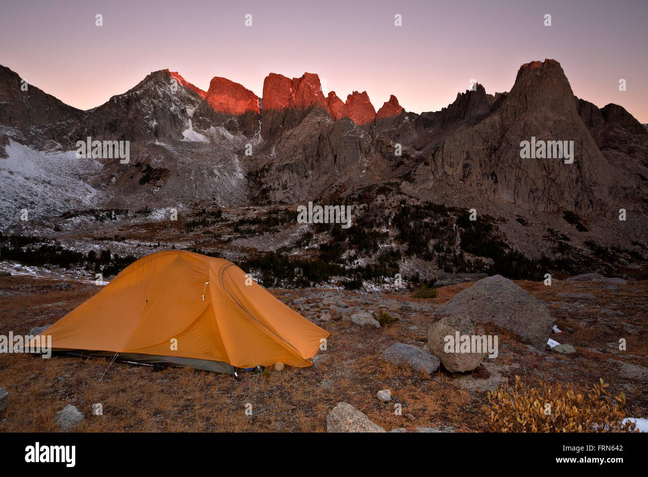 WYOMING - Aube au camping près de la Jackass passent dans le Cirque de tours domaine de Popo Agie Wilderness article de la gamme Wind River. Banque D'Images