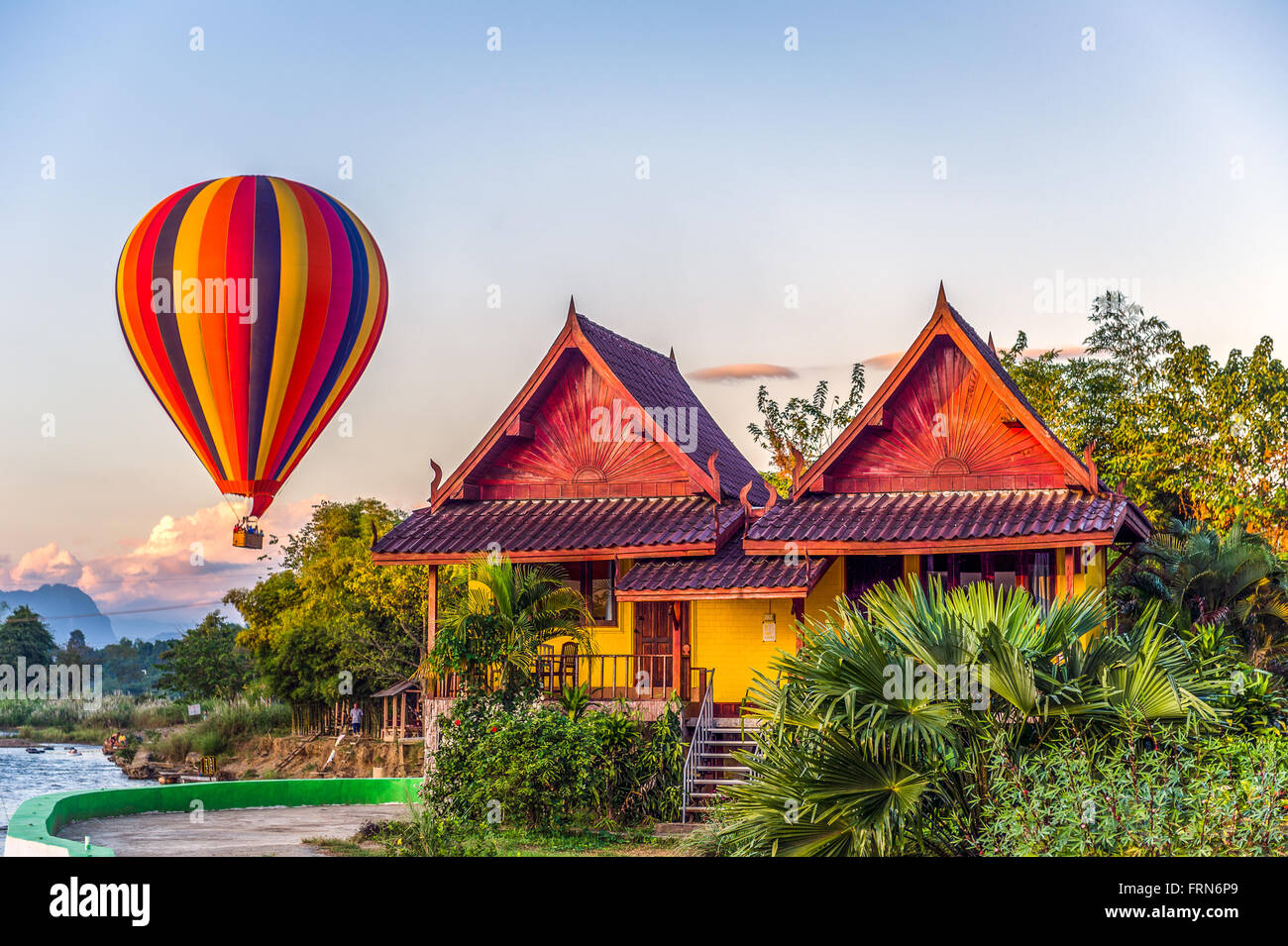 L'Asie. L'Asie du Sud-Est. Le Laos. Province de Vang Vieng. Vang Vieng. Ballon à air chaud. Banque D'Images