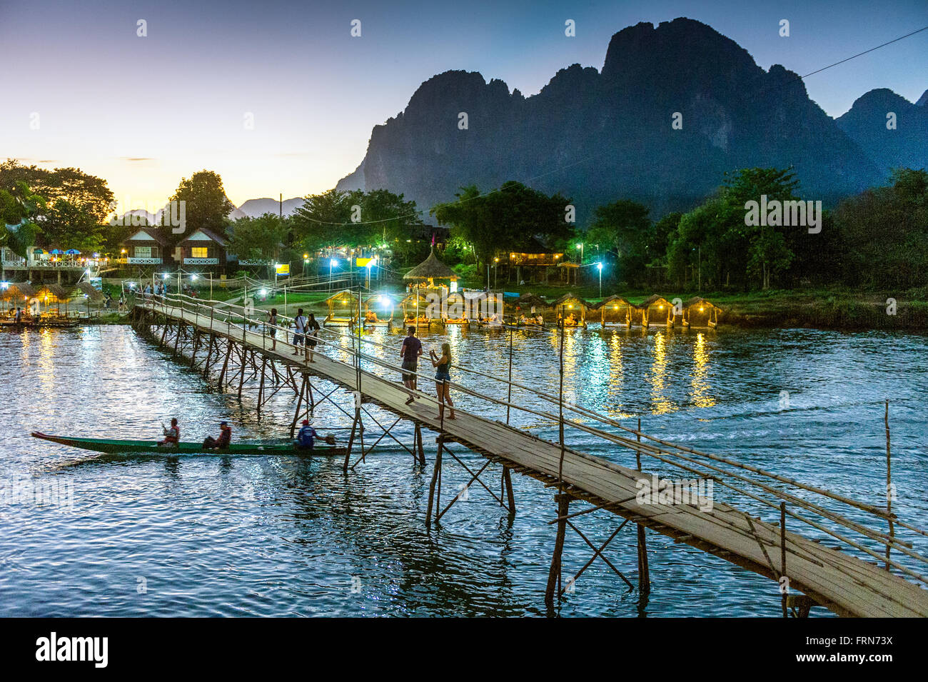 L'Asie. L'Asie du Sud-Est. Le Laos. Province de Vang Vieng. Vang Vieng. Pont de bambou sur la rivière Nam Song. Banque D'Images