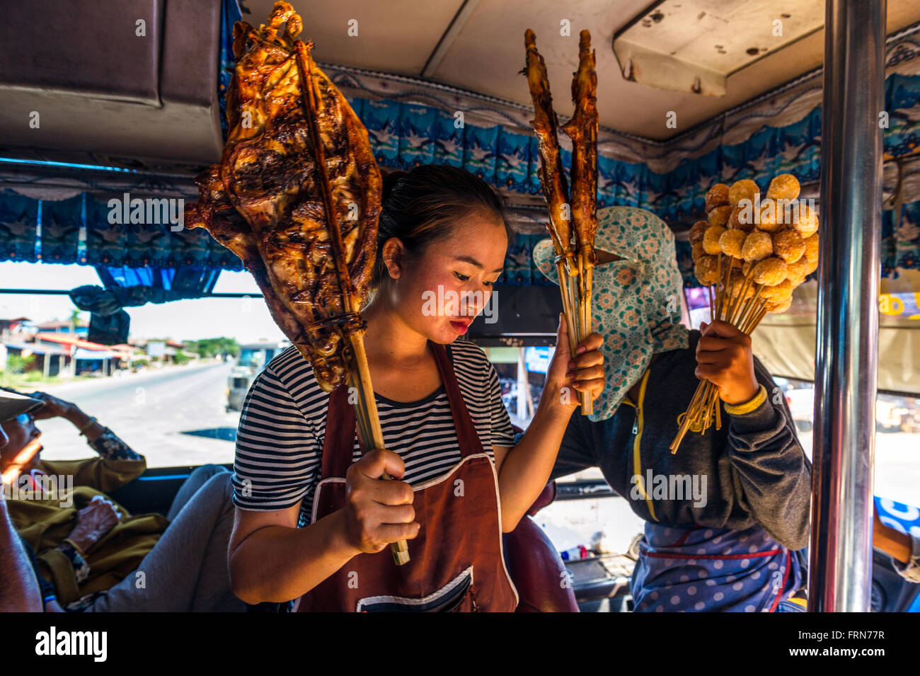 L'Asie. L'Asie du Sud-Est. Le Laos. Bus public. Vente femmes brochette. Banque D'Images
