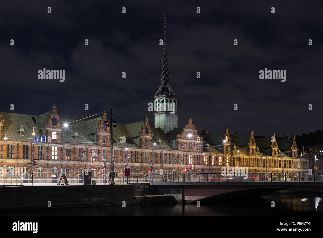 Copenhague, Danemark - Mars 22, 2016 : Le bâtiment de la bourse de Copenhague par nuit. Banque D'Images