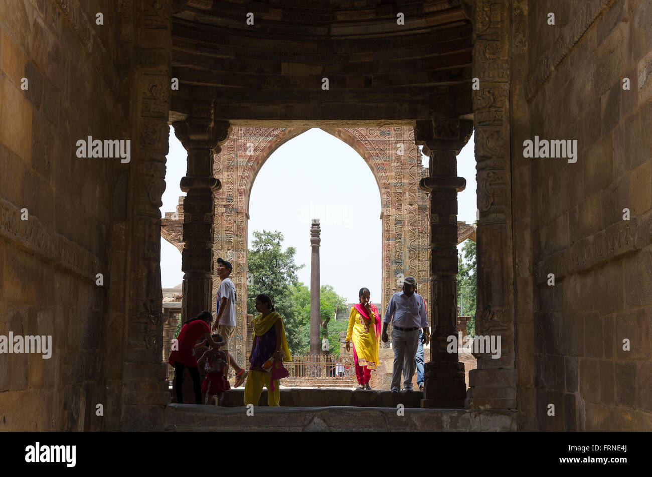 Les touristes à Qutub Minar, complexe (dépêche écrite, Delhi, Inde Banque D'Images