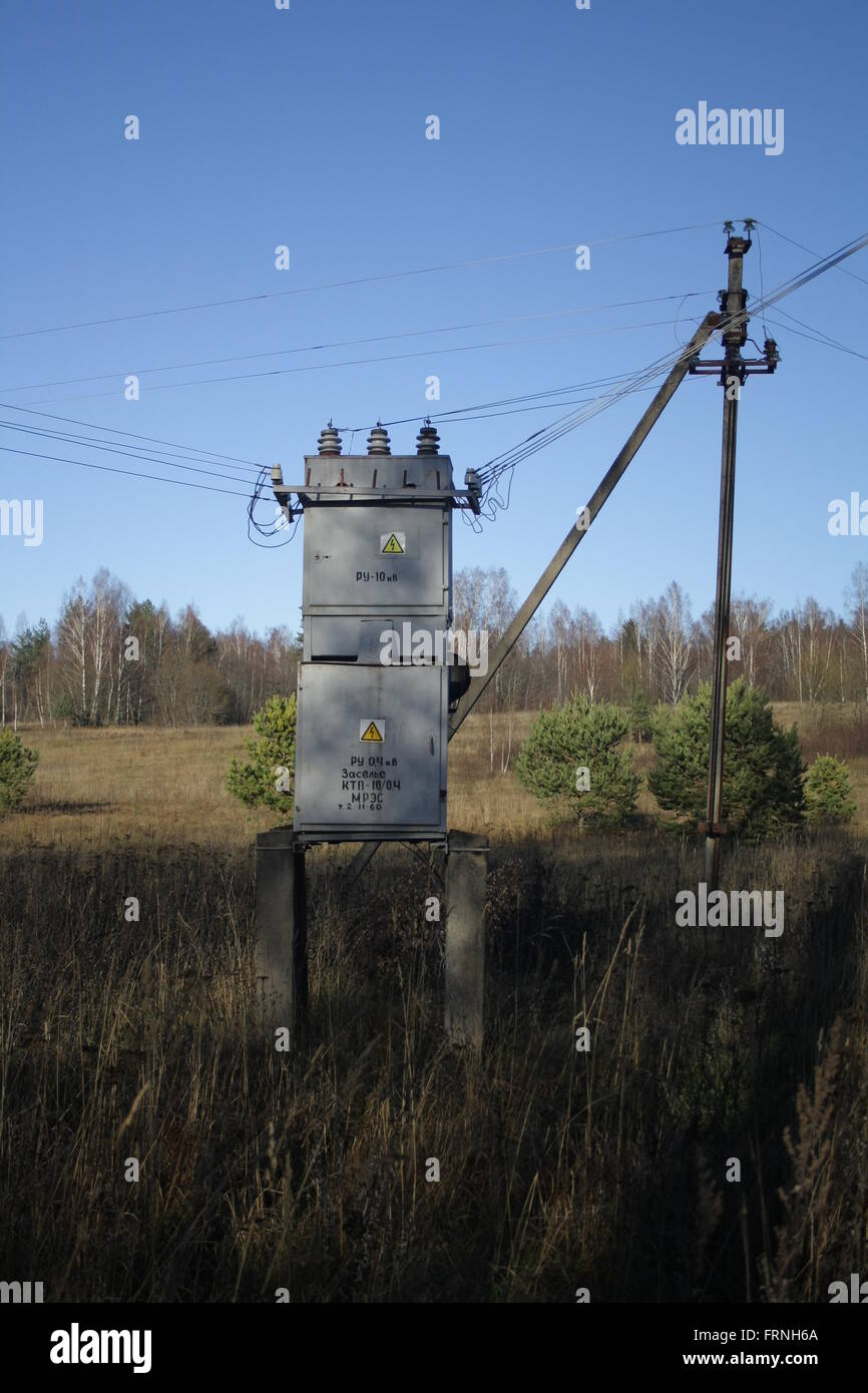 Ancien transformateur dans le domaine Banque D'Images