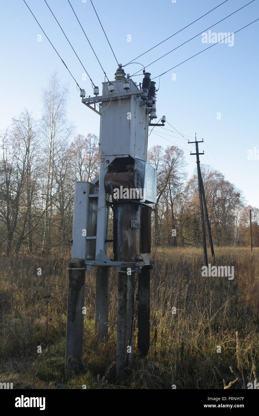 Ancien transformateur dans le domaine Banque D'Images
