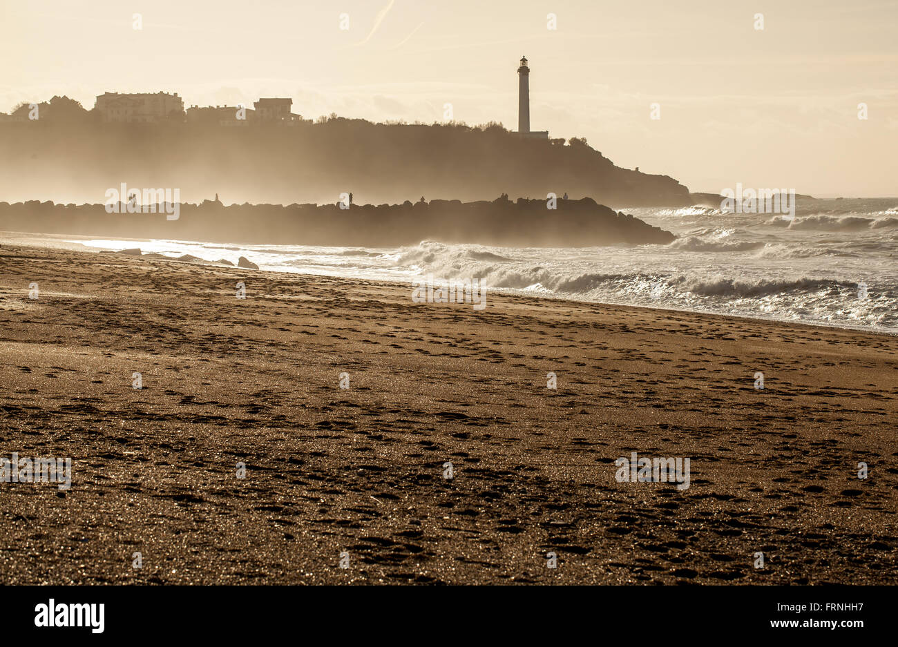 Phare de Biarritz vu d'Anglet plages. Banque D'Images