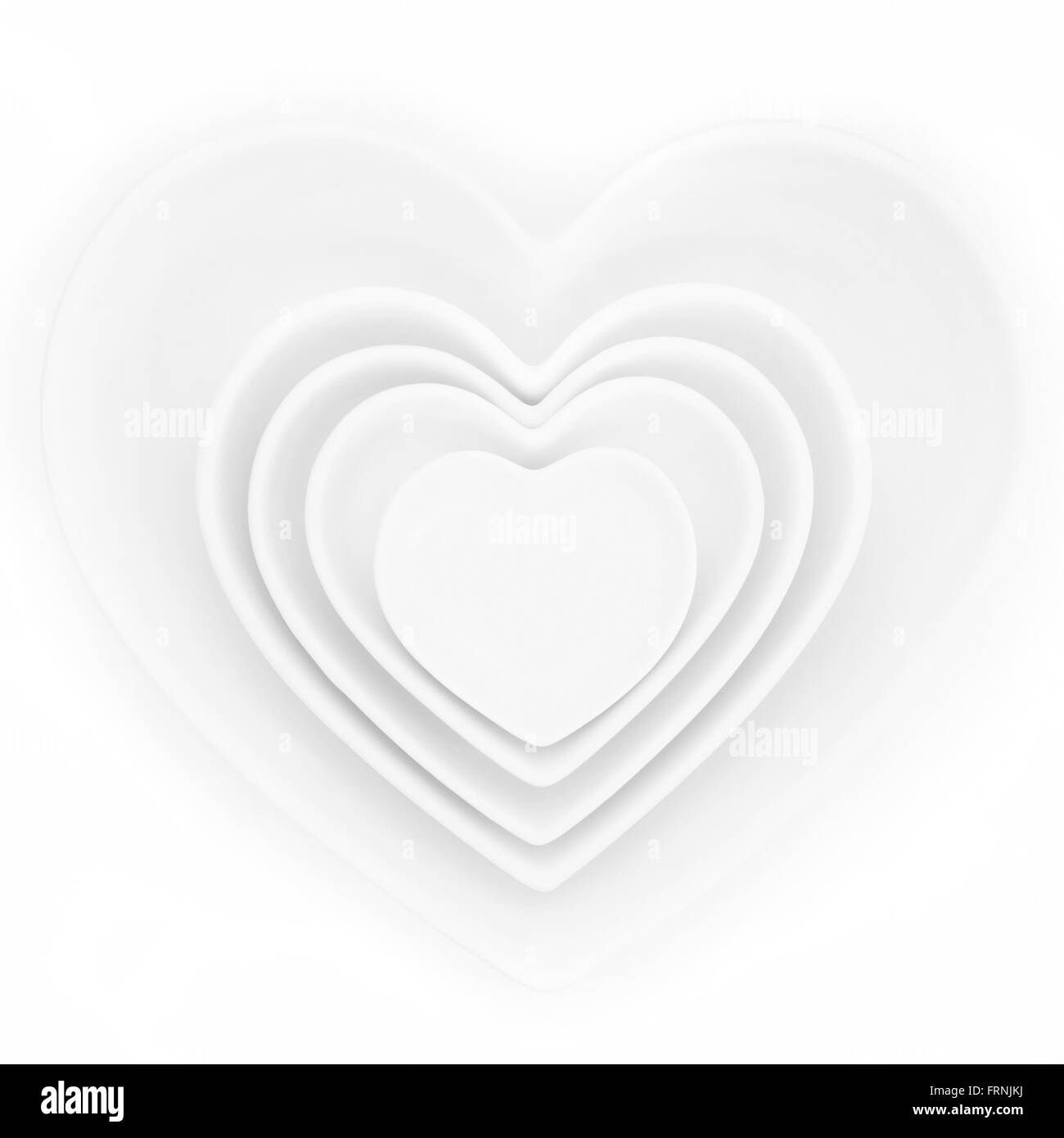 Vaisselle en porcelaine en forme de coeur de différentes tailles sur fond blanc. Banque D'Images