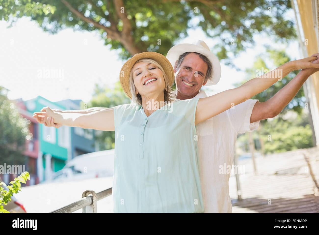 Couple with arms outstretched Banque D'Images