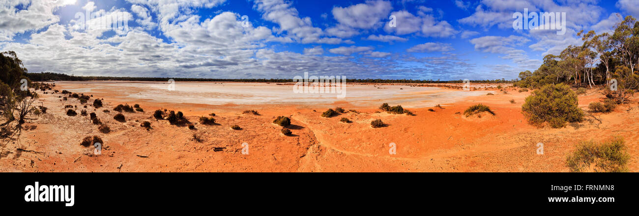 Wide Open plain view of dry solt terre rouge couverte lac évaporé dans l'ouest de l'Australie. Outback aride entourée d'eucalyptus fo Banque D'Images