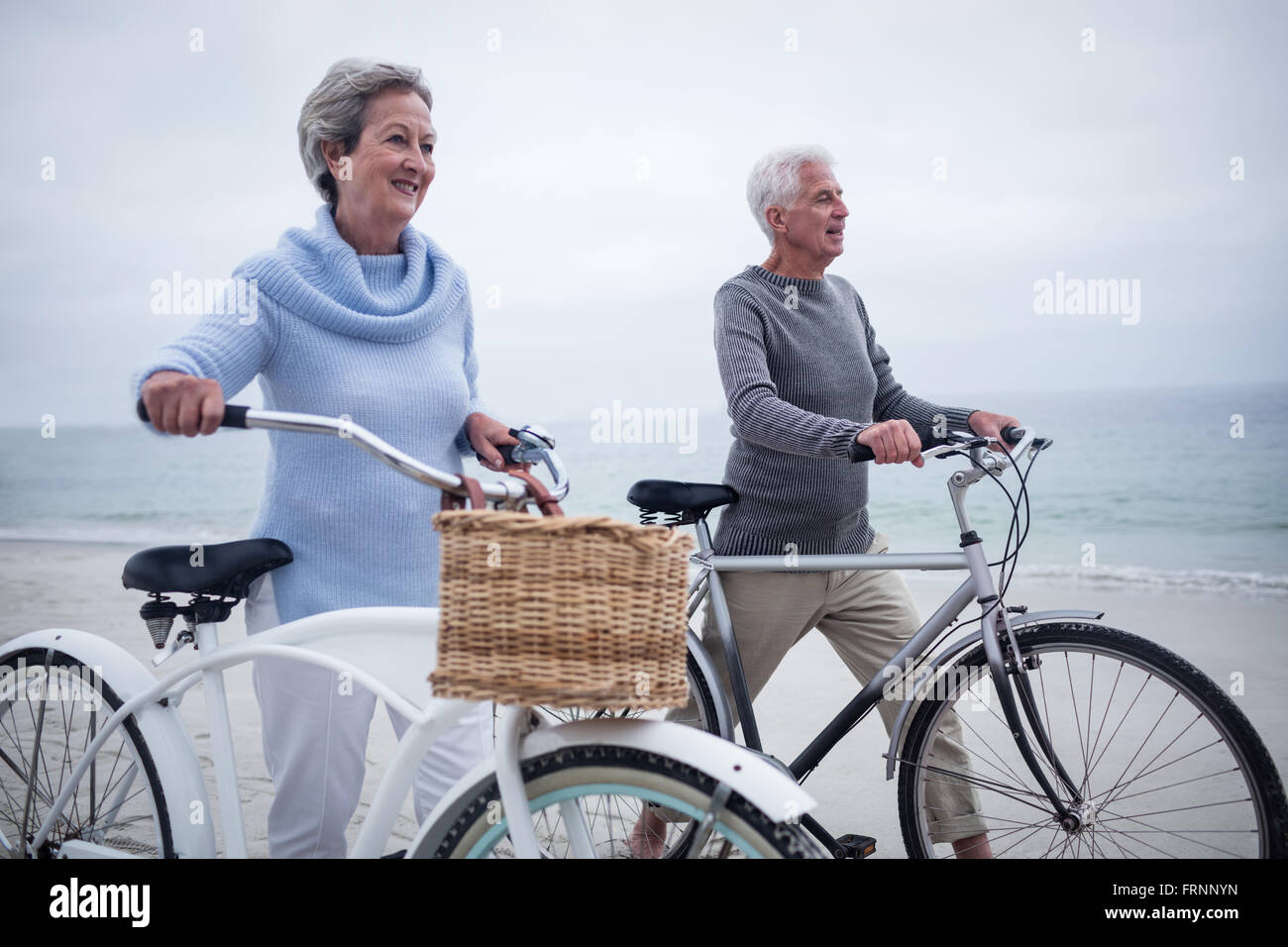 Senior couple having ride avec leur moto Banque D'Images