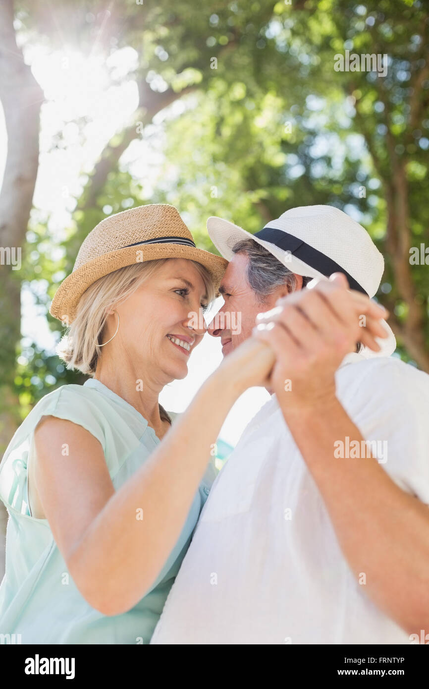 Heureux couple romancing tout en se tenant la main Banque D'Images