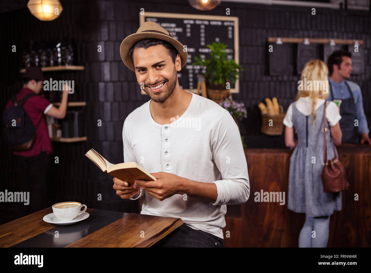 Man reading a book Banque D'Images