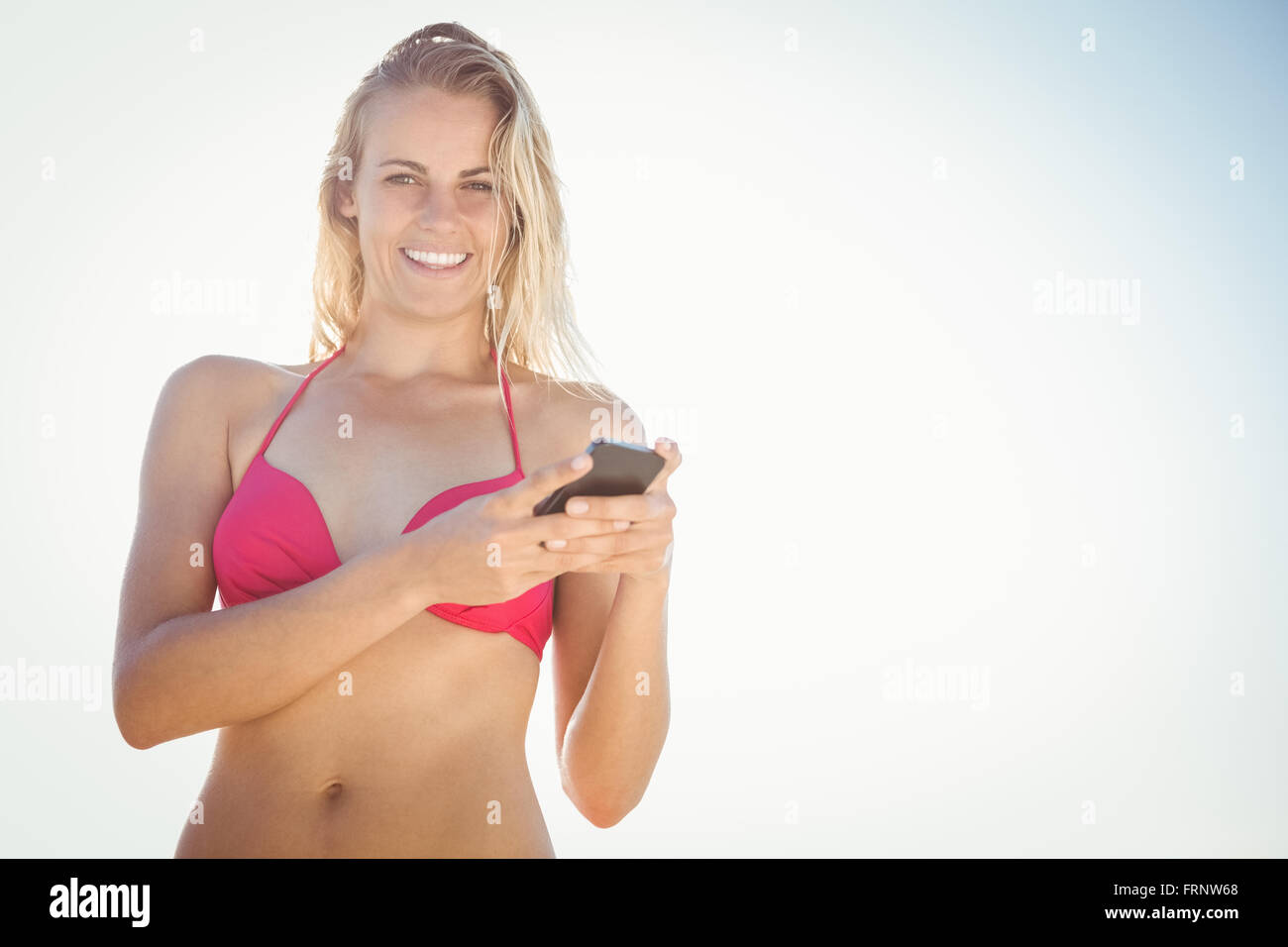 Blonde woman using smartphone Banque D'Images