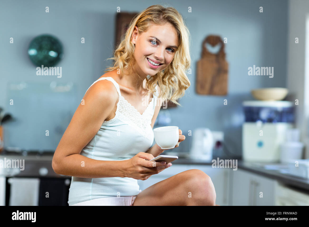 Portrait of smiling young woman at home Banque D'Images