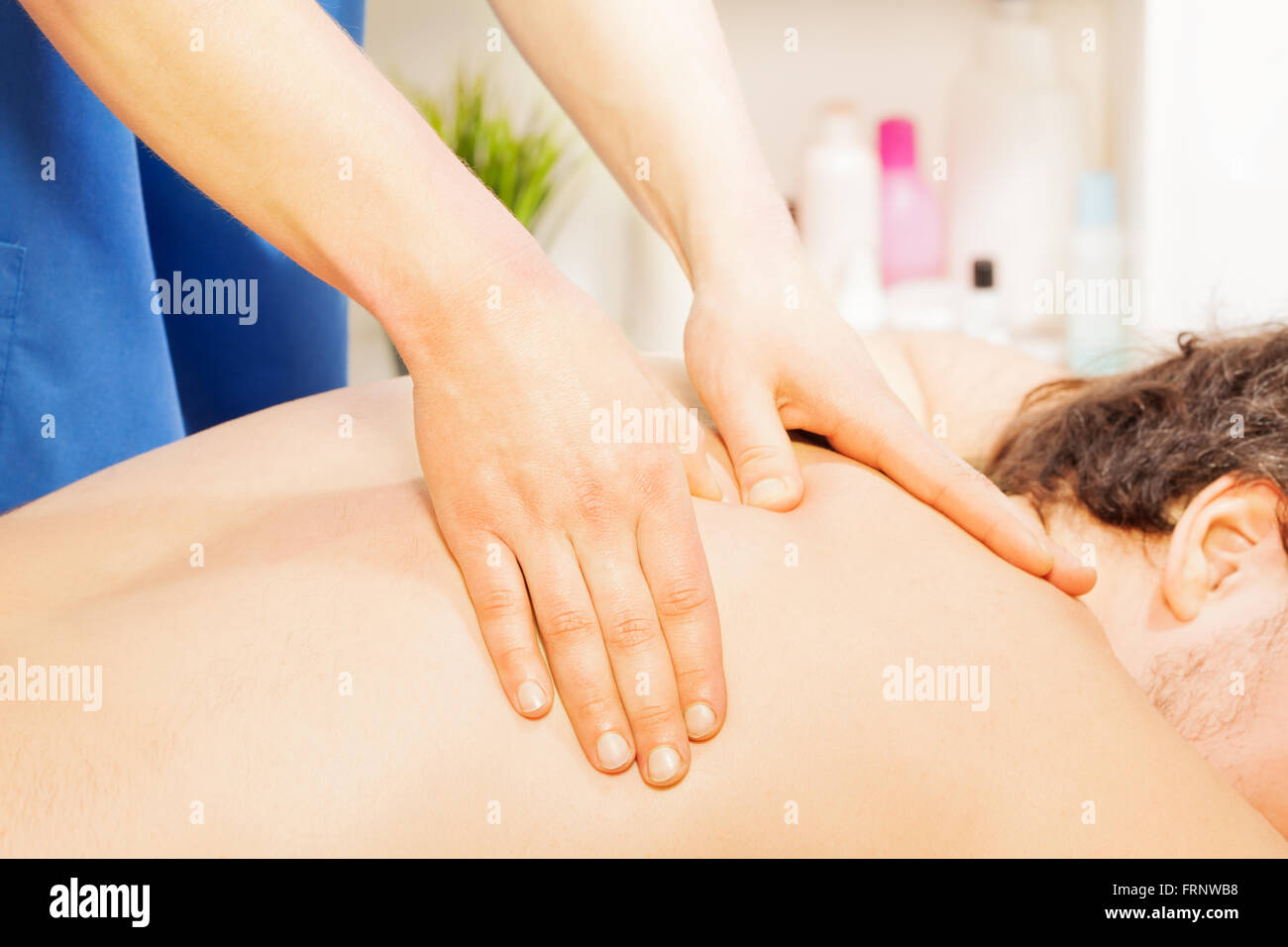 L'homme jouissant d'un massage du dos en profondeur des tissus Banque D'Images