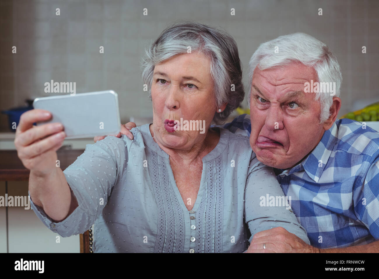 Senior couple making faces selfies tout en tenant Banque D'Images