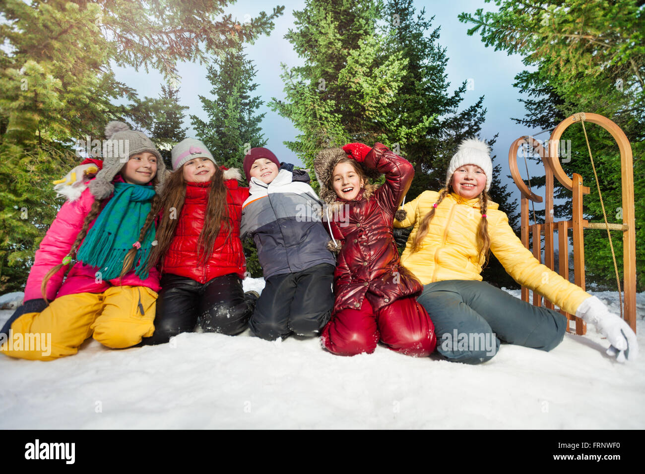 Cinq enfants jouer dans la neige à l'hiver Banque D'Images