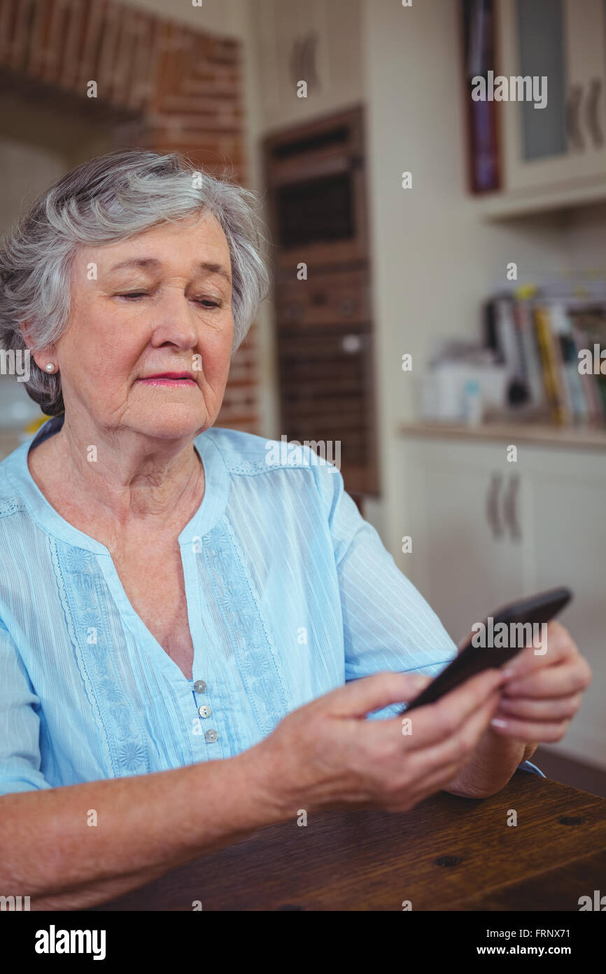Senior woman text messaging on phone Banque D'Images