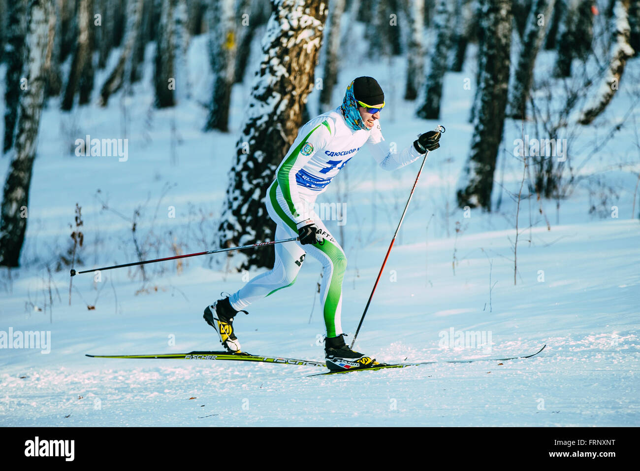 La skieuse de l'athlète masculin au cours de course en forêt course de côte de style classique en Championnat de France en ski de fond Banque D'Images La skieuse de l'athlète masculin au cours de course en forêt course de côte de style classique en Championnat de France en ski de fond Banque D'Images