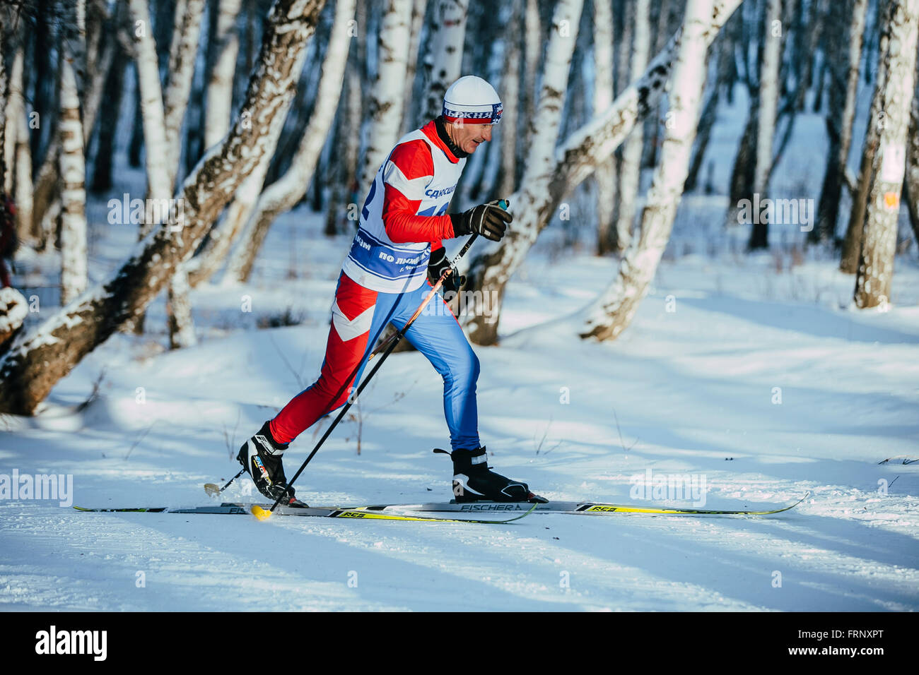 Skieur sportif de style classique dans une forêt de bouleaux d'hiver au cours de championnat de France en ski de fond Banque D'Images