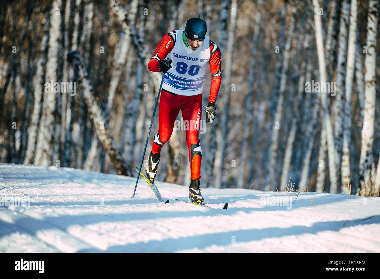 Young male skier style classique en hiver domaine skiable sur la forêt au cours de championnat de France en ski de fond Banque D'Images