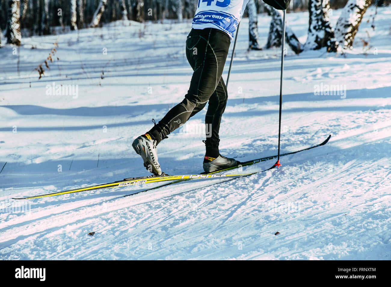 Les jambes de l'athlète skieur le bois de bouleau hiver style classique lors de championnat de France en ski de fond Banque D'Images
